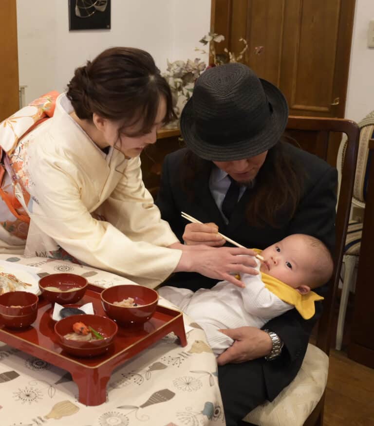 お食い初めの儀式をしている